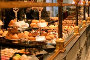 blog pic-cafe pouchkine vidriera con pastries